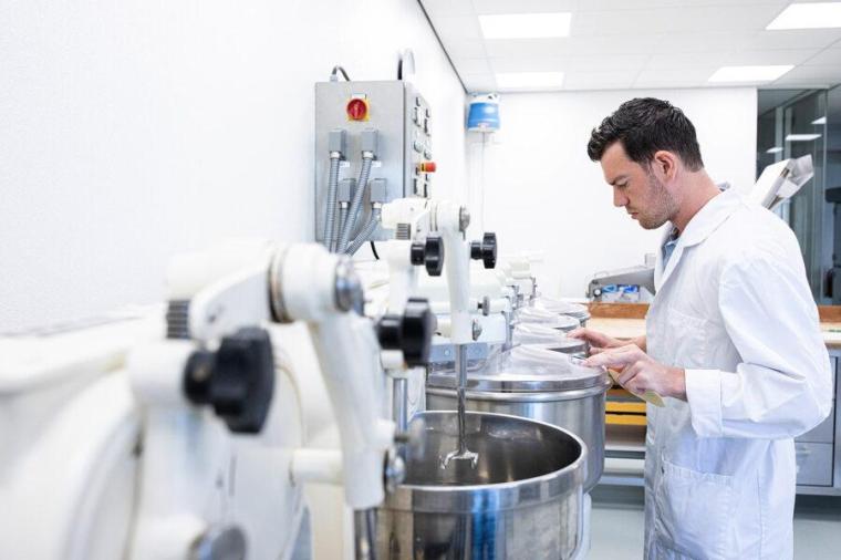 Backwaren-Experte beim Herstellen von Brotteigen in einem Applikationslabor der...